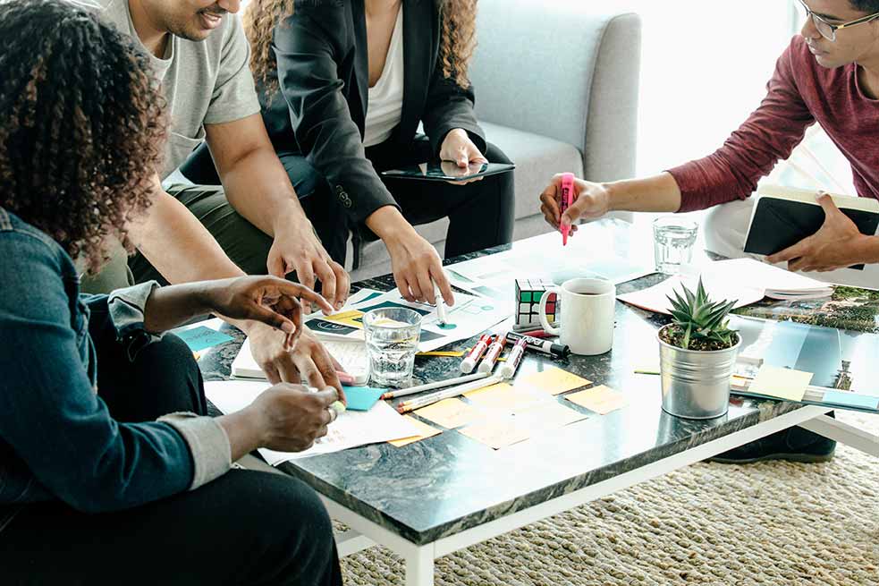 Grupo de personas haciendo un brain storming y planificando su estrategia de marketing de afiliados.